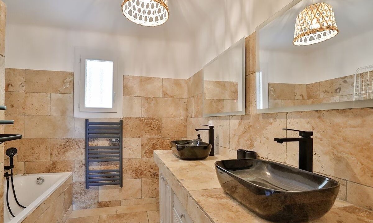 Photo of Bathroom in Puget-Ville