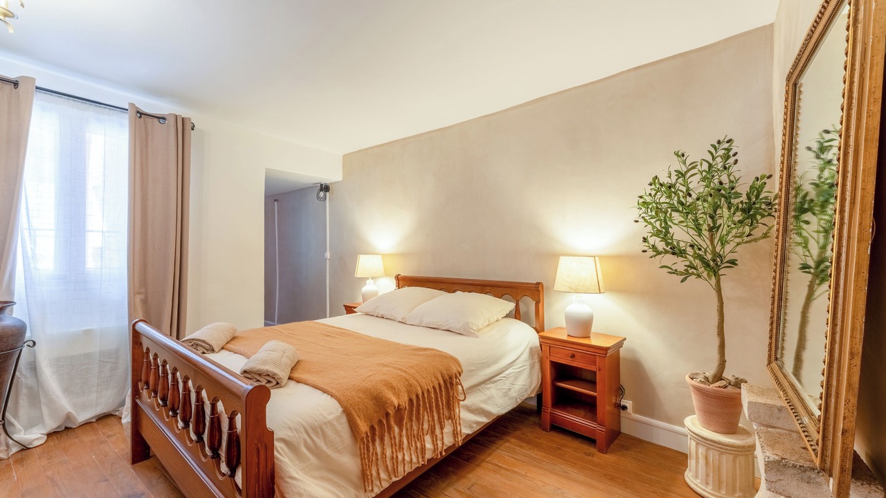 Photo of Bedroom in Orange