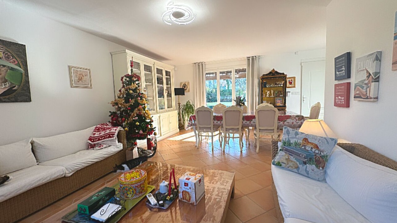 Photo of Livingroom in Les Mayons