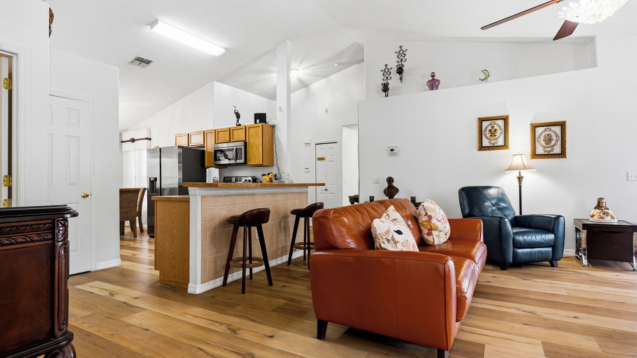 Photo of Livingroom in Crescent Lakes