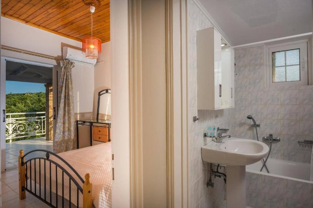 Photo of Bathroom in Psarou