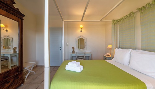Quadruple Pool View Room