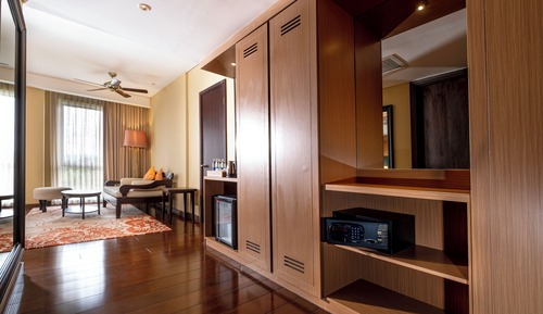 Suite, 1 Bedroom, Non Smoking, Mountain View (King or Twin)