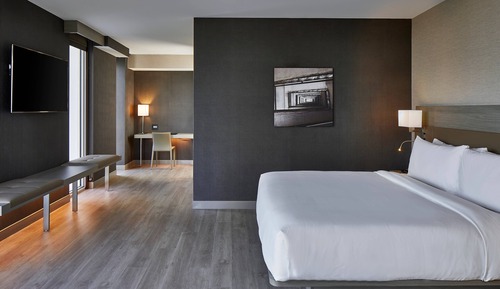 Room, 1 King Bed, Corner