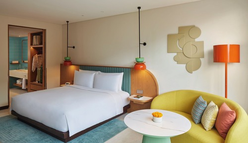 Room, 1 King Bed (Street View)