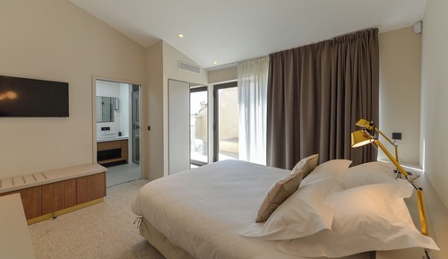 Room, Balcony
