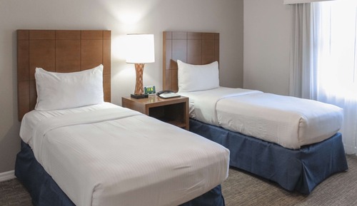 2 Bedroom 1 KG 2TWN Suite Hear Acc/Roll-in Shower