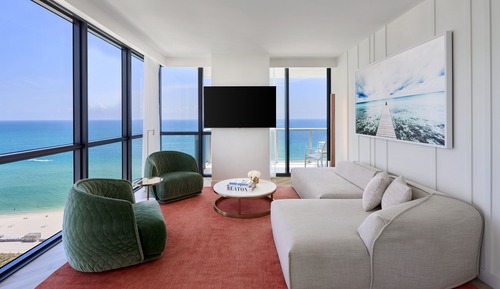 Oceanfront, 1 Bedroom Suite, 1 King, Corner room, Balcony