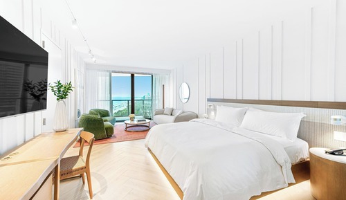 Studio Suite, Guest room, 1 King, 5th-19th Floor view, Ocean view, Balcony