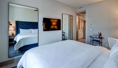 Superior Room, 1 King Bed, Pool View