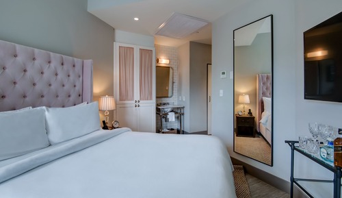 Juliette, 1 Queen Bed, Accessible, Pool View