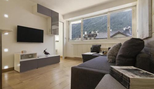 Apartment with Mountain View