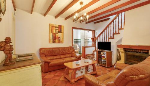 Three-Bedroom Apartment with Mountain View
