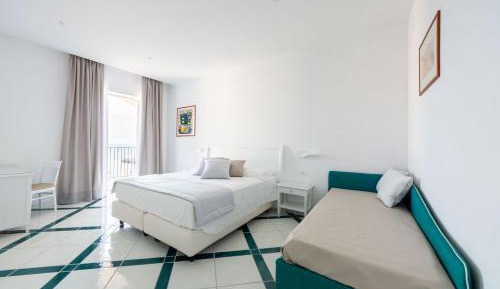 Deluxe Double Room with Balcony and Sea View