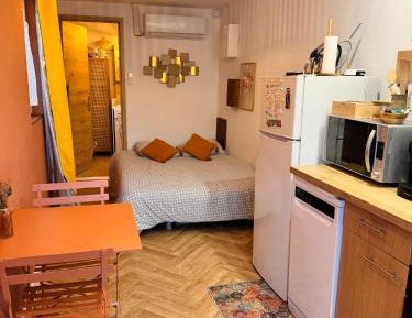  Studio Apartment (1 child - 2 Adults)