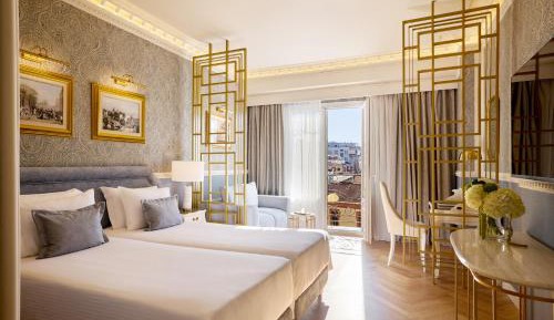 Deluxe Open-Plan Suite with Twin Beds and View of Ladadika, marble bathroom and wooden floor