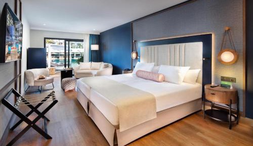 Junior Suite Vista Piscina con acceso directo al solarium + cama balinesa