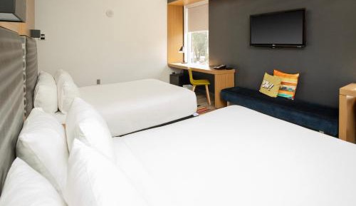 Two Queens Guest room