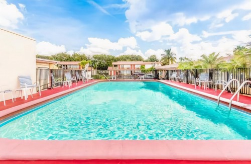 Florida City Hotel | Econo Lodge Inn & Suites