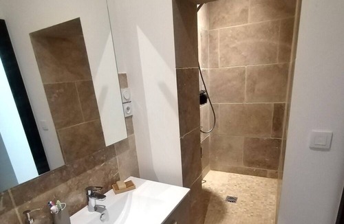 Saint-Maximin-la-Sainte-Baume Apartment | Studio Meublé Chez L'habitant Dans un Cadre Champêtre Avec Piscine