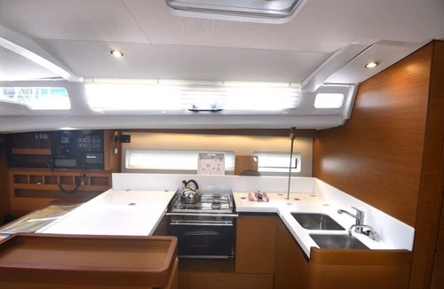 Komolac Boat Rental | Dubrovnik Delight: A Sun-Kissed Sailing Experience