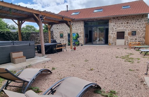 Gouttieres House | Le Chat'Pelier- SPA, treasure hunt, 10 person gîte in Auvergne