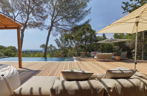 La Croix-Valmer Villa | La Villa Playa Madrague, Là où la Méditerranée se dévoile entre les pins.