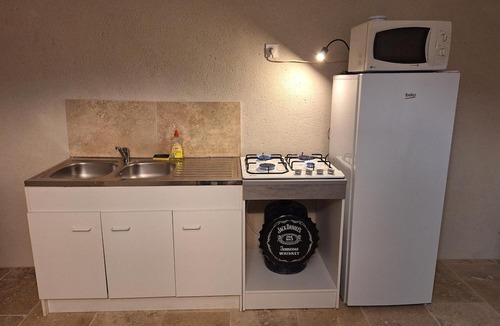 Suze-la-Rousse Apartment | Apartment 'Chez Vero & David - Piscine' with Private Pool, Wi-Fi and Air Conditioning