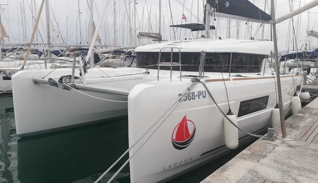 Dubrovnik Delight: A Sun-Kissed Sailing Experience