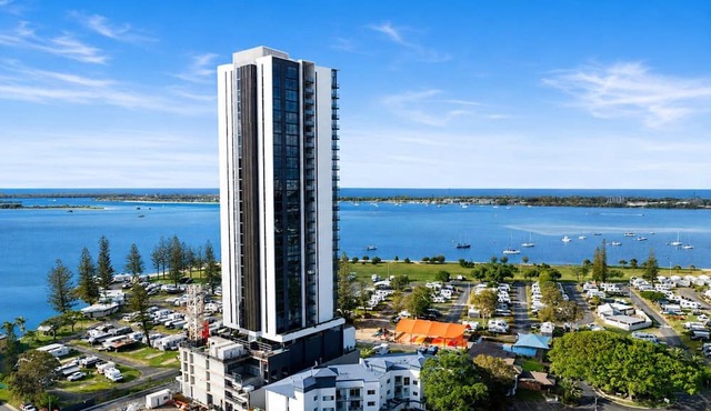 Spacious 2-Bed Stay on Marine Parade