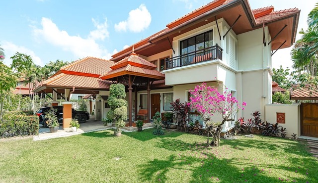 Lakeview 4BR villa 4 minutes to Bangtao, Layan Beach with Laguna Golf course