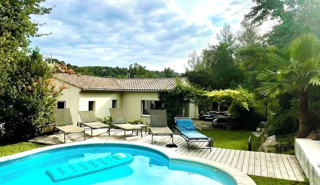 Large villa in the countryside, just a stone's throw from town